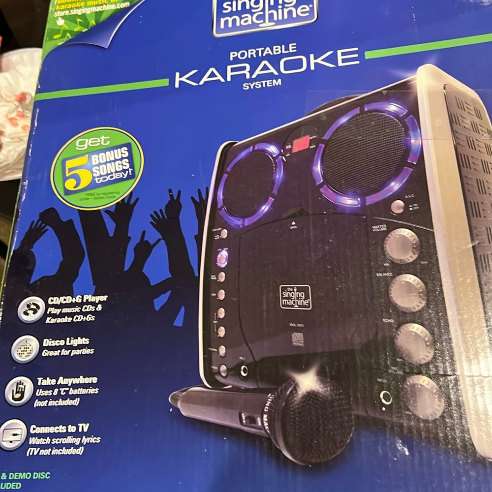 KARAOKE PORTABLE SINGING MACHINE, NEW STILL IN BOX !📦